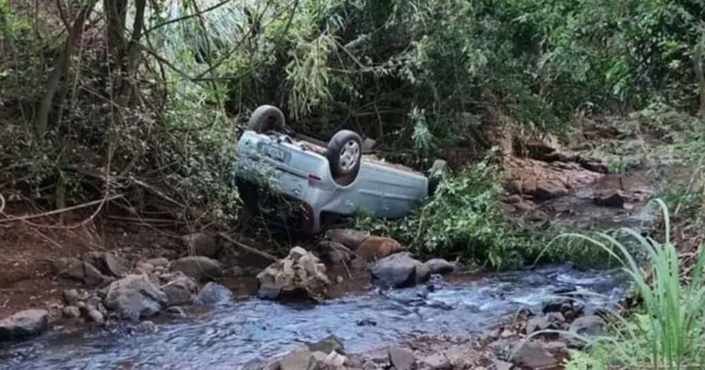 Carro com seis pessoas cai em córrego no Paraná