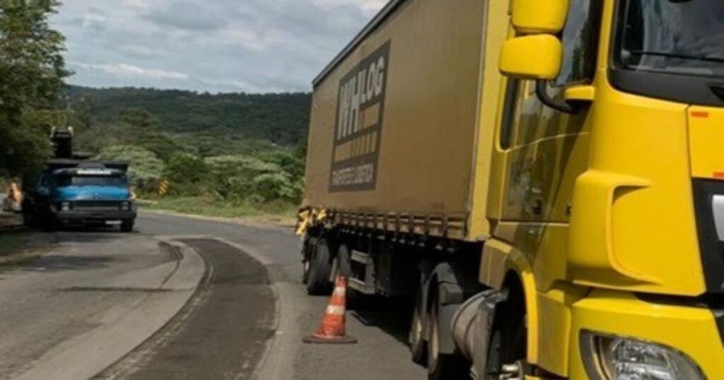 Carreta invade pista onde estava sendo executado obra na BR-153 e bate em máquina fresadora