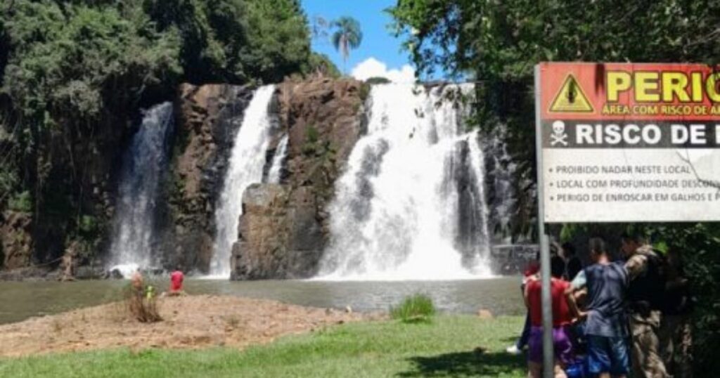 Criança desaparece nas águas da cachoeira de Porto Vitória