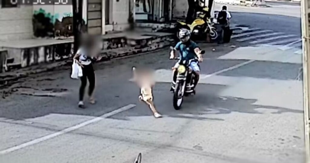 VÍDEO: criança de três anos é atropelada por moto ao correr para a rua; imagens são fortes