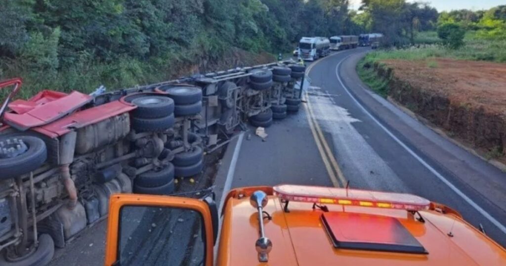 Caminhão carregado de bebidas tomba na BR-277