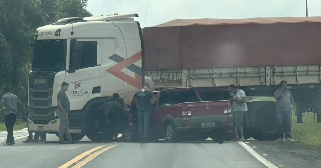 Acidente entre caminhão e carro interdita BR-476 em Contenda