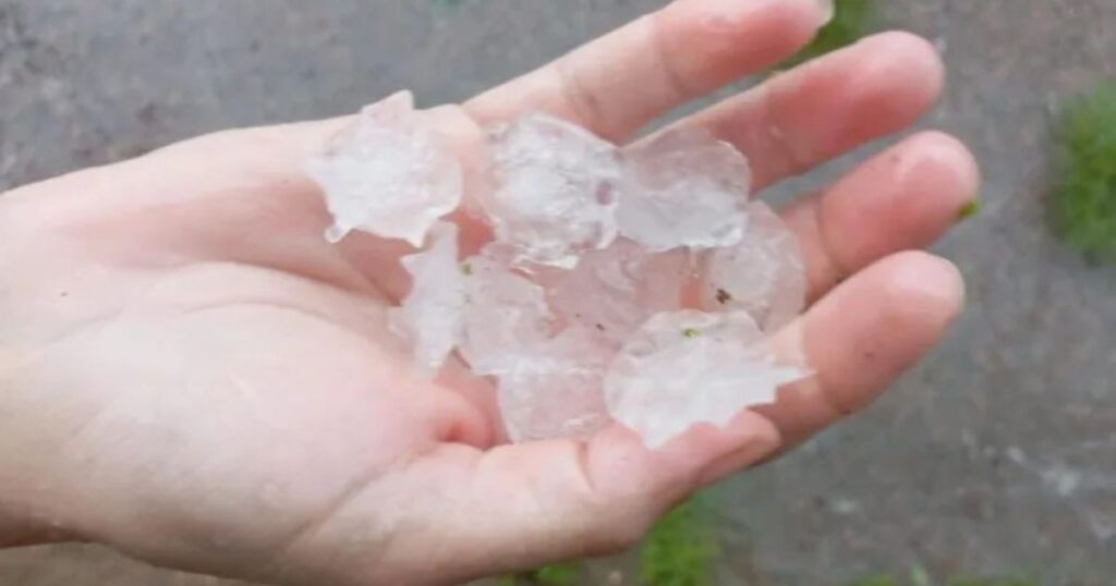 Cidade paranaense registra forte chuva e queda de granizo; veja imagens