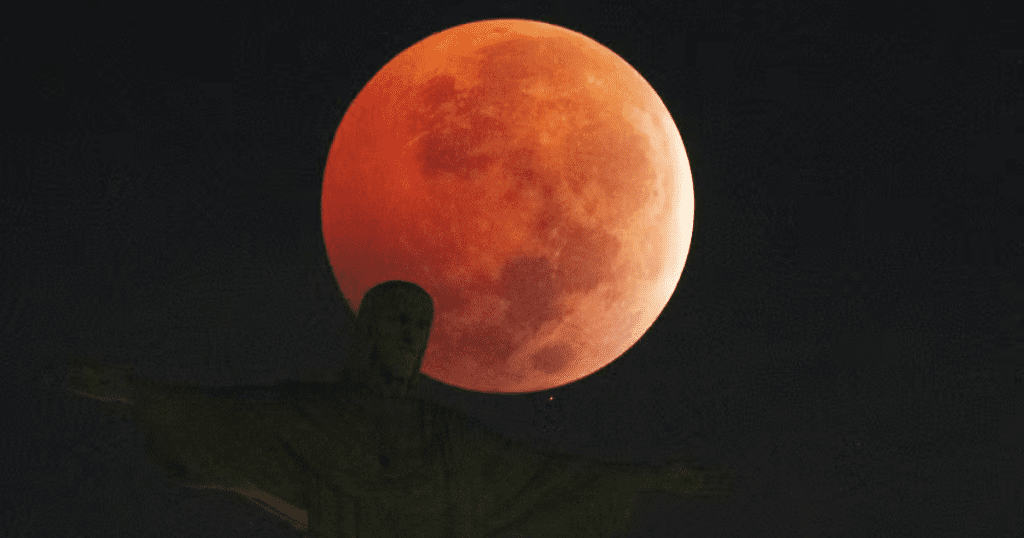 Você viu? Eclipse lunar transforma o céu em um espetáculo fascinante nesta sexta-feira (14)