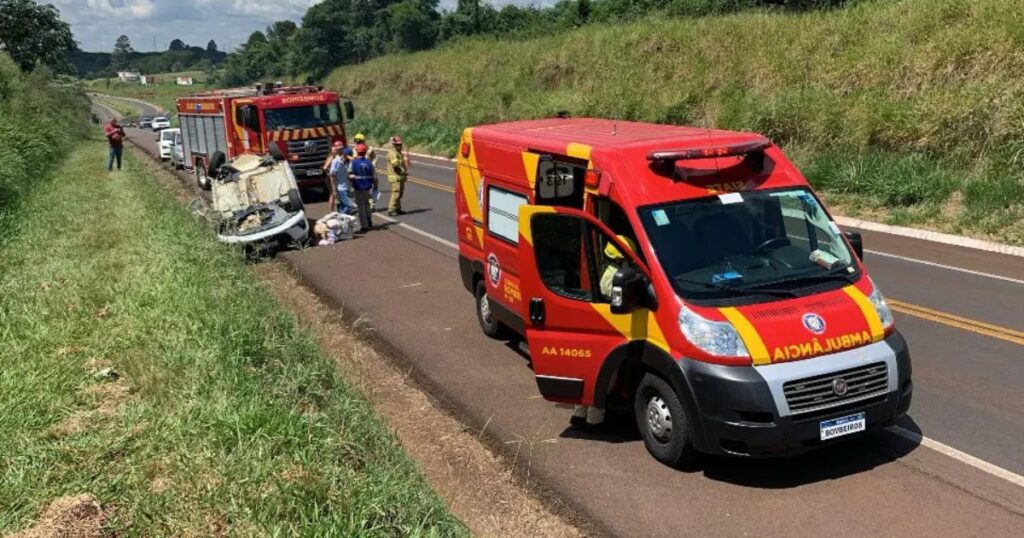 Mãe e filha ficam feridas em capotamento na BR 277