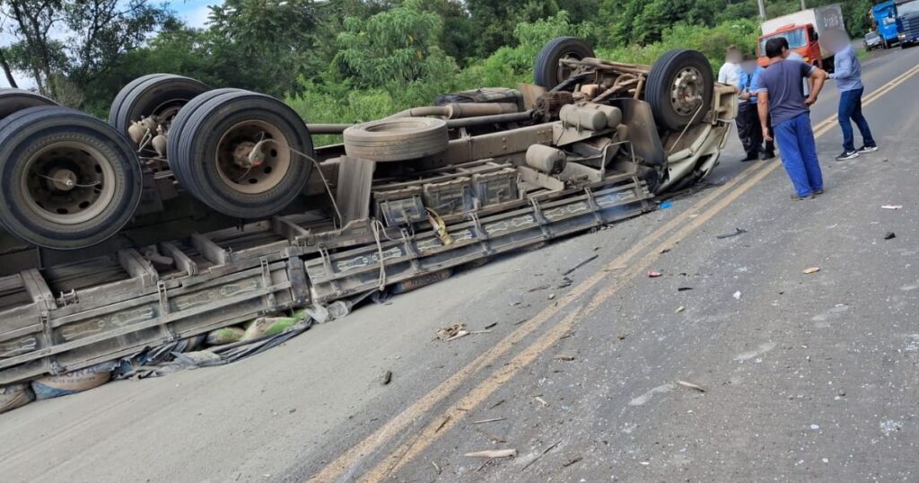 ATUALIZAÇÃO: confirmado óbito do motorista que tombou caminhão na BR-153 em Mallet