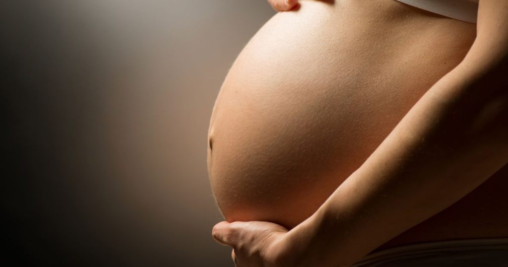 Adolescente engravida ao brincar de ‘roleta russa’; relato de professora é chocante