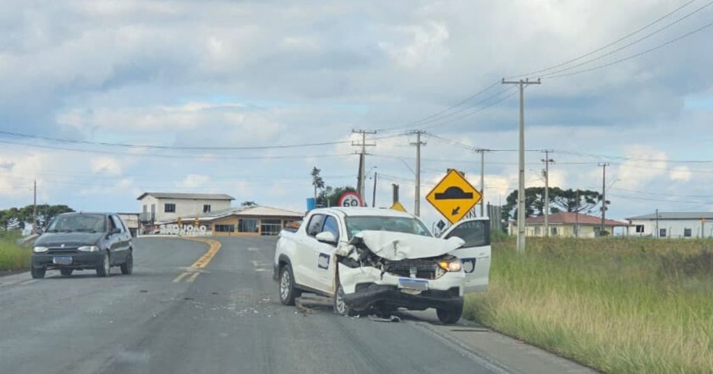 Acidente entre caminhonetes é registrado na BR-151 em São João do Triunfo