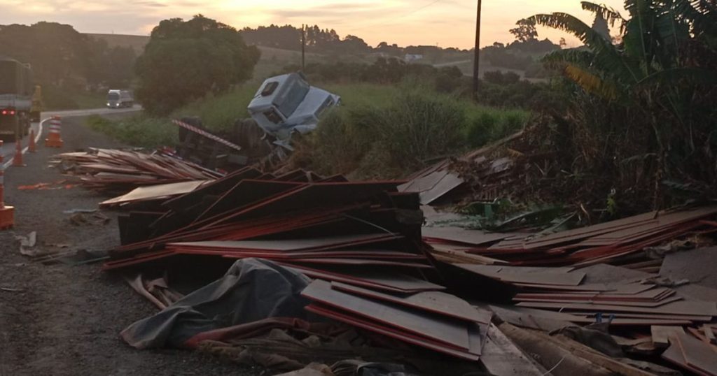 Caminhão carregado com MDF tomba em rodovia do Paraná; ninguém ficou ferido