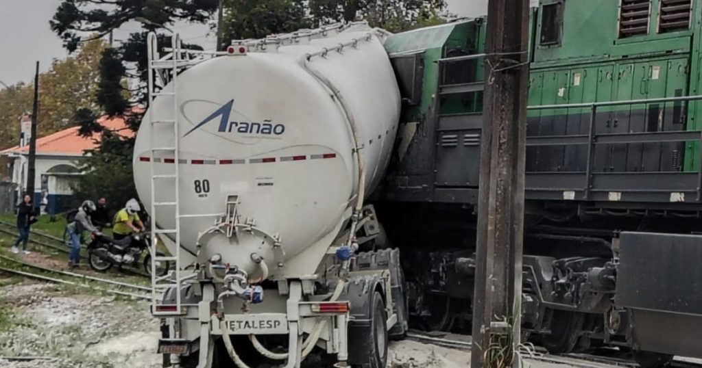 Acidente entre trem, caminhão, moto e carros deixa pessoa morta em Pinhais