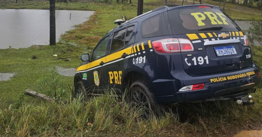 Motorista perde controle e viatura da PRF sai da pista na PR-364