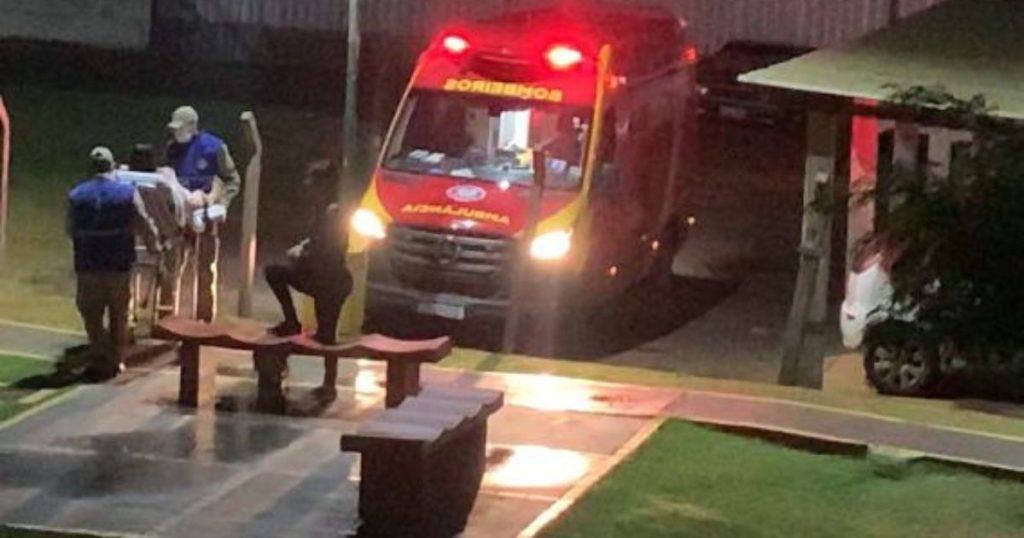 Homem tenta atropelar companheira, acerta amiga por engano e foge com bebê de seis meses no PR