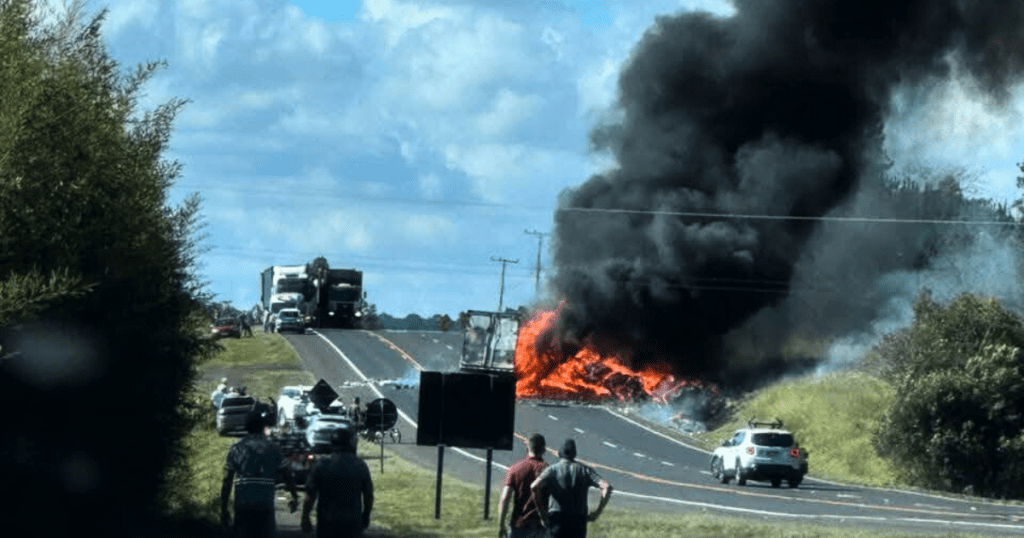 ATUALIZAÇÃO: colisão frontal entre dois caminhões causa incêndio e deixa dois mortos na BR-373