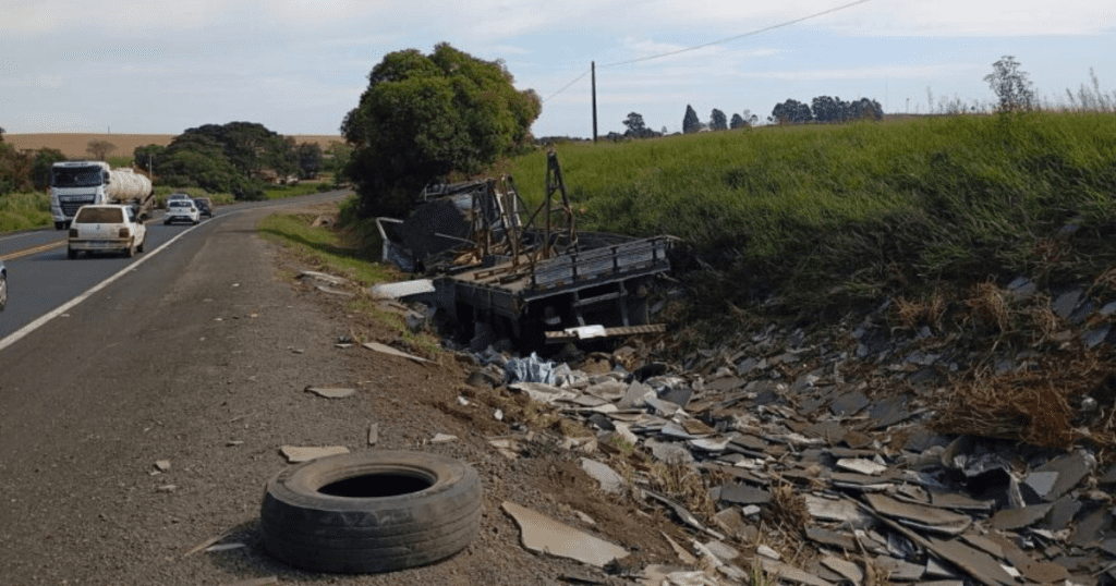 Motorista fica gravemente ferido após colidir contra barranco no Paraná