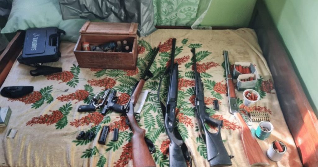 Ação conjunta entre Polícia Militar e Polícia Civil resulta na apreensão de armas no interior de Mallet
