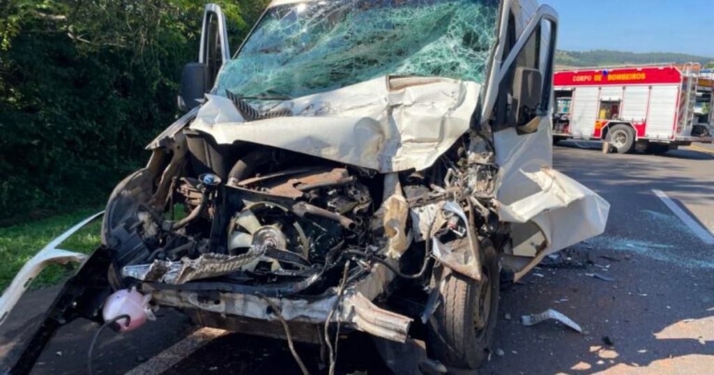 Colisão frontal entre van e caminhão deixa feridos no Paraná