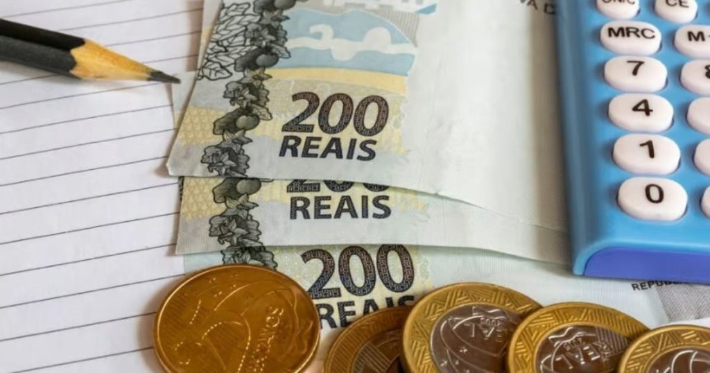 Brasileiros trabalham quase cinco meses por ano só para pagar impostos, aponta estudo