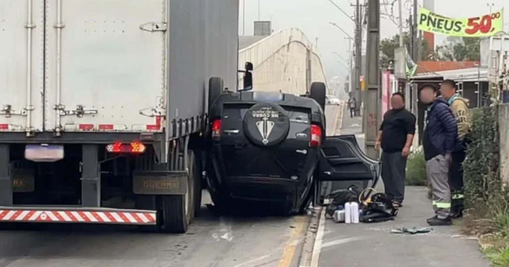 VÍDEO: Motorista dorme ao volante e capota carro em acidente impressionante na BR-376