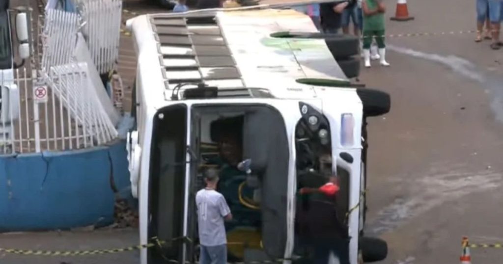 Acidente entre ônibus de funcionários e carreta deixa um morto e feridos no Paraná