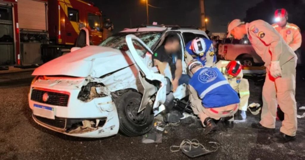 Motorista bêbado causa acidentes, tenta fugir e destrói carro no PR