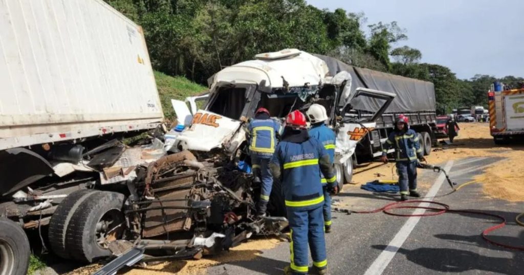 Acidente entre três caminhões interdita BR-277 no litoral do Paraná
