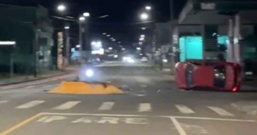 VÍDEO: colisão seguida de capotamento mobiliza bombeiros no centro de São Mateus do Sul