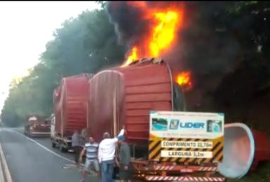 Caminhão pega fogo na rodovia do xisto BR 476