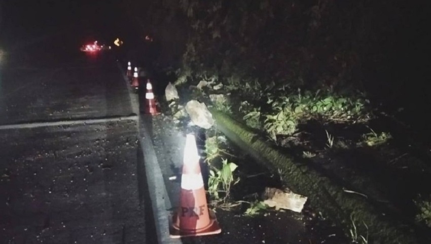 Rochas despencam na BR-277 e geram acidentes com carro e caminhão