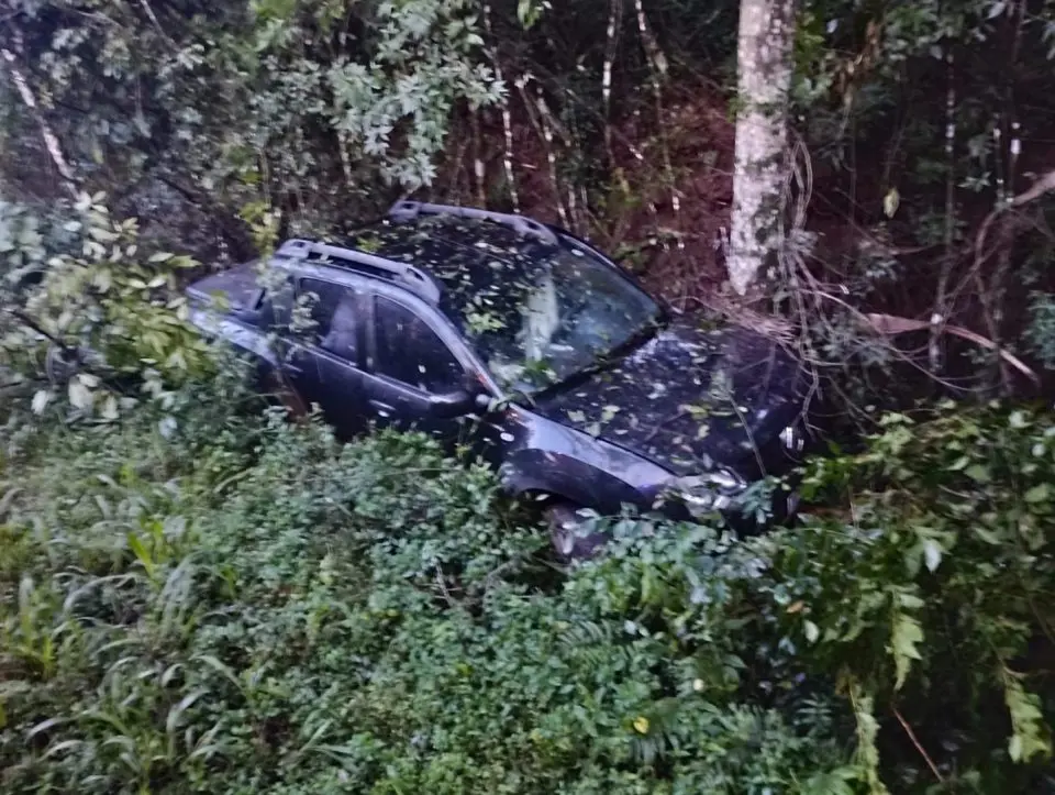 Motorista perde controle de caminhonete e acidente deixa três feridos na BR-153, em Irati