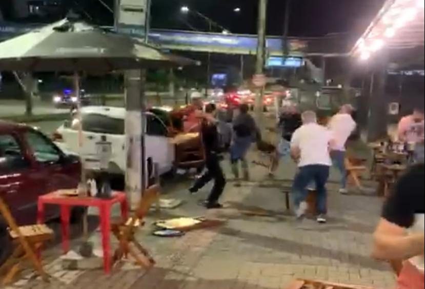 Em Paulo Frontin, homem é espancado por grupo de pessoas em um bar