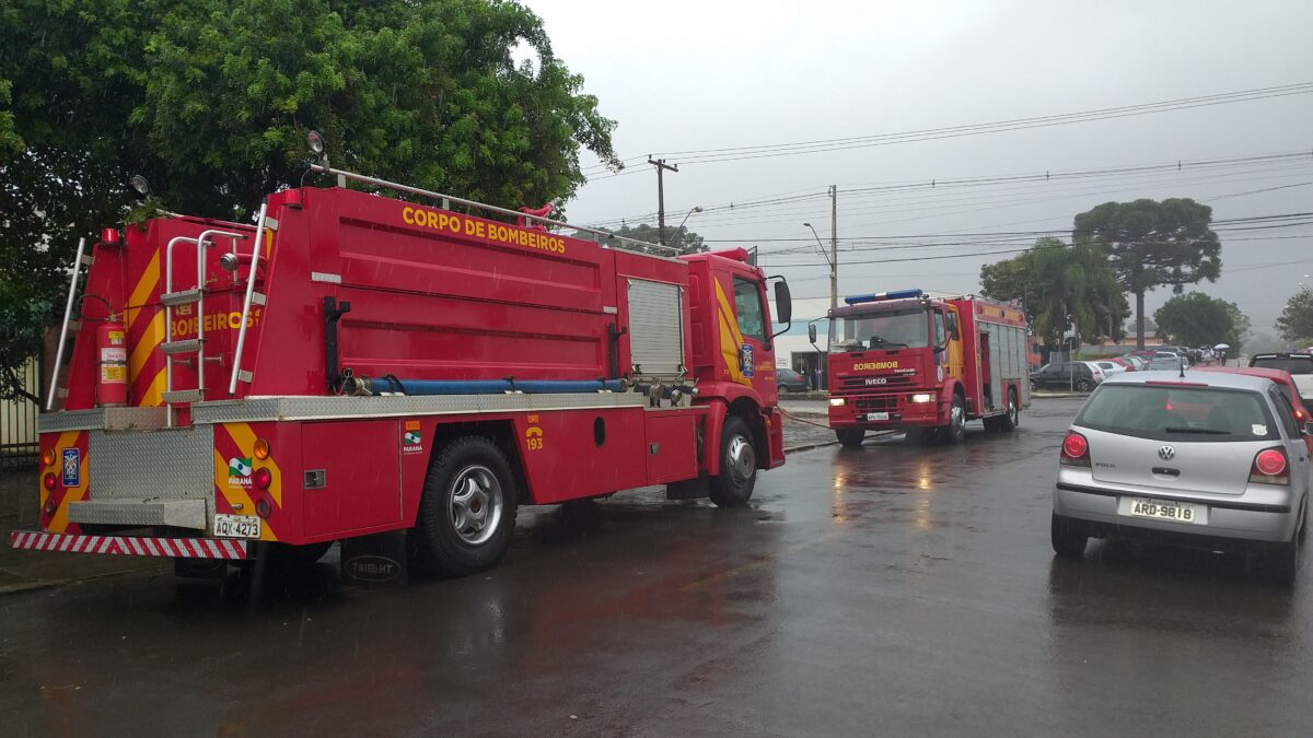 Bombeiros combatem incendio em lanchonete no centro de São Mateus do Sul