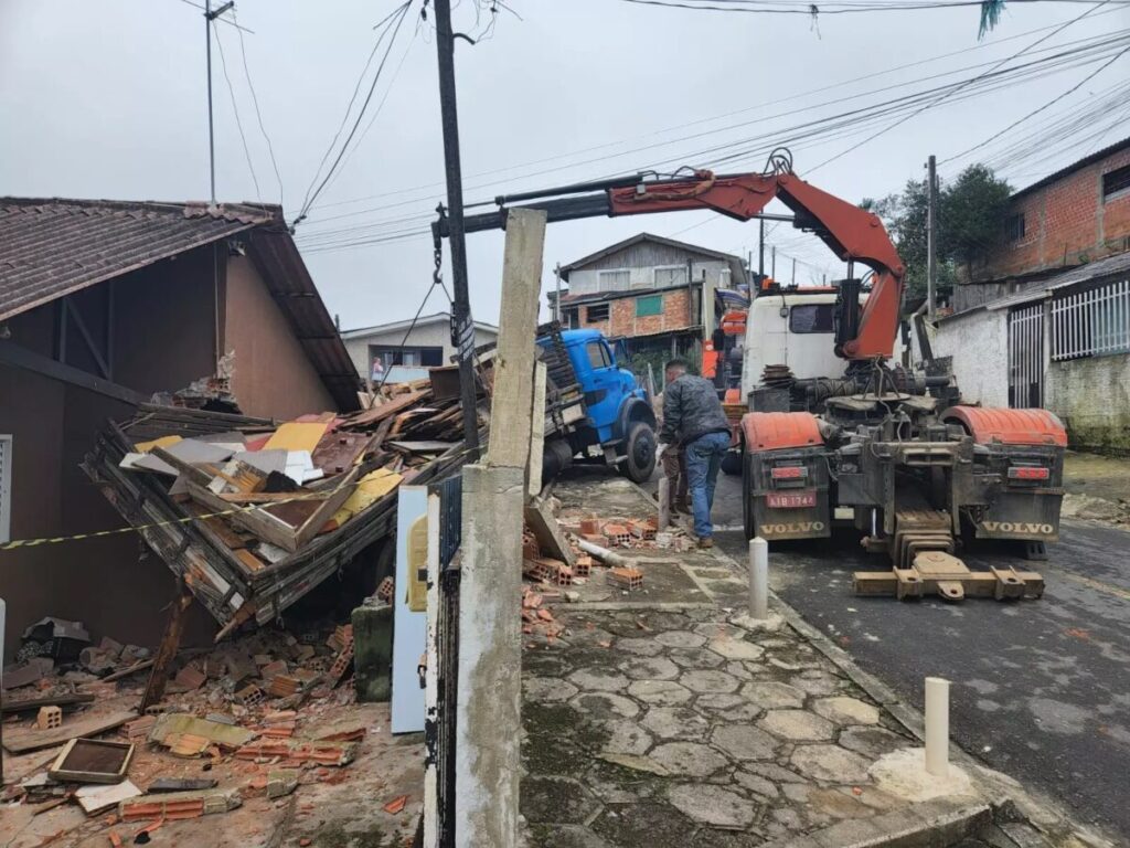 Susto: caminhão desgovernado invade casa e motorista foge; “ele pulou e vazou correndo”