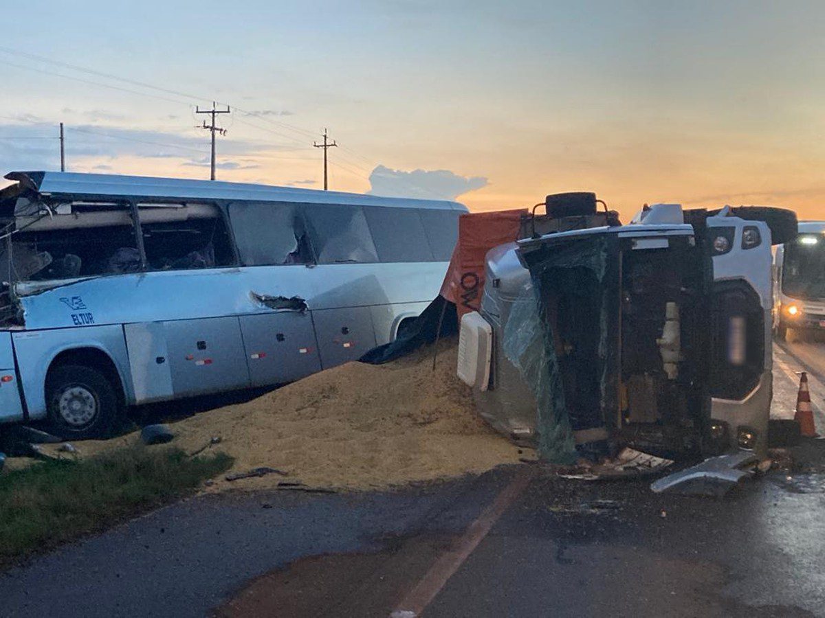 Grave acidente envolve dois caminhões, um carro e um ônibus na BR-277