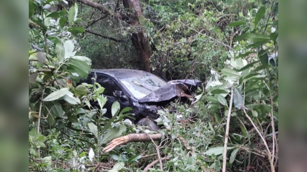 Veículo saí da pista na Campininha em Três Barras, trevo da BR-280, com cinco pessoas e motorista desaparece