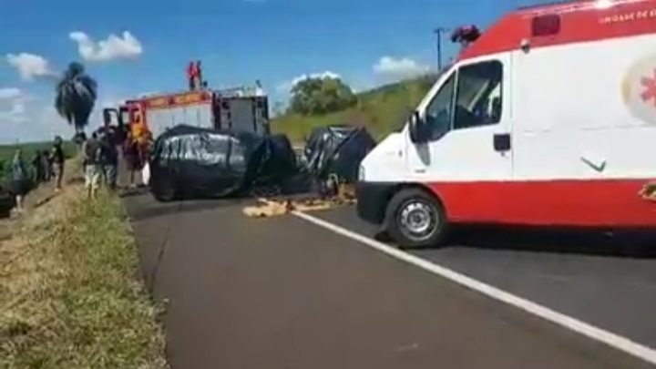 BATIDA FRONTAL DEIXA TRÊS MORTOS NO PARANÁ. MÃE E FILHA DE 3 ANOS ESTÃO ENTRE AS VÍTIMAS