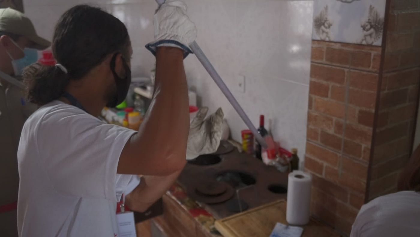 Gambas invadem residência e bombeiros são acionados em PG