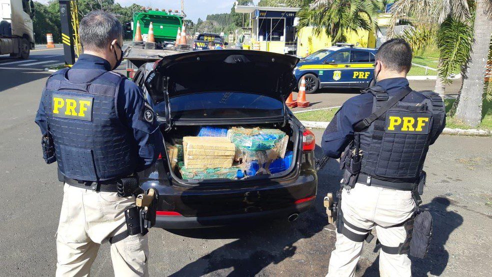 Professora é presa com carro roubado ‘recheado’  de maconha em Irati