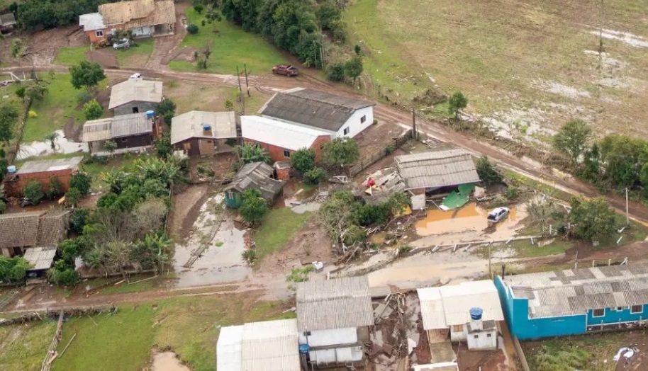 Ciclone no RS deixa 13 mortos e buscas por desaparecidos continuam