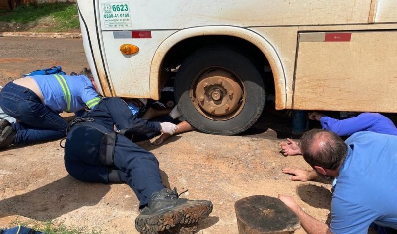 Criança de 10 anos é atropelada por micro-ônibus e fica presa debaixo do veículo no PR