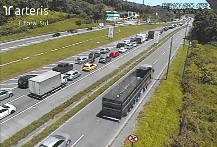 Mais de 2 milhões de veículos devem viajar entre PR e SC no Ano Novo; saiba piores horários para pegar estrada