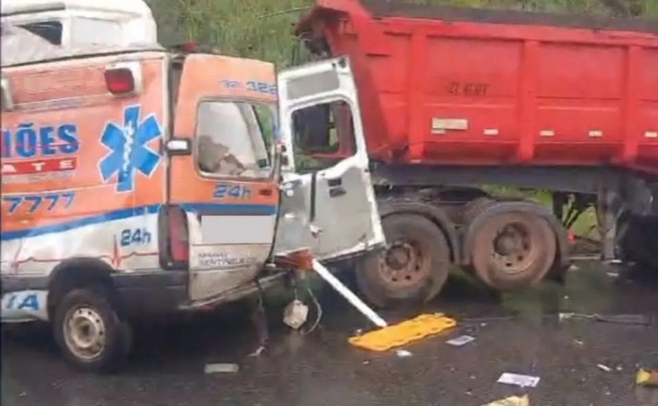 Grávida, médica e enfermeira: acidente com ambulância deixa 5 mortos