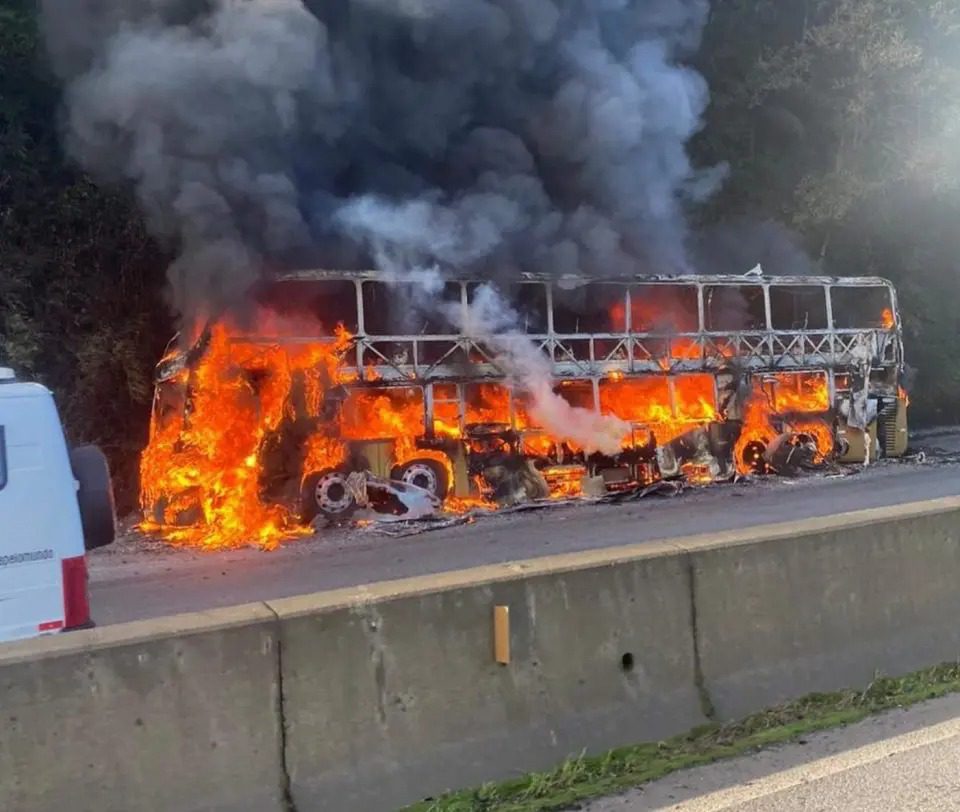 Incêndio destrói ônibus de turismo na BR-277, em Morretes