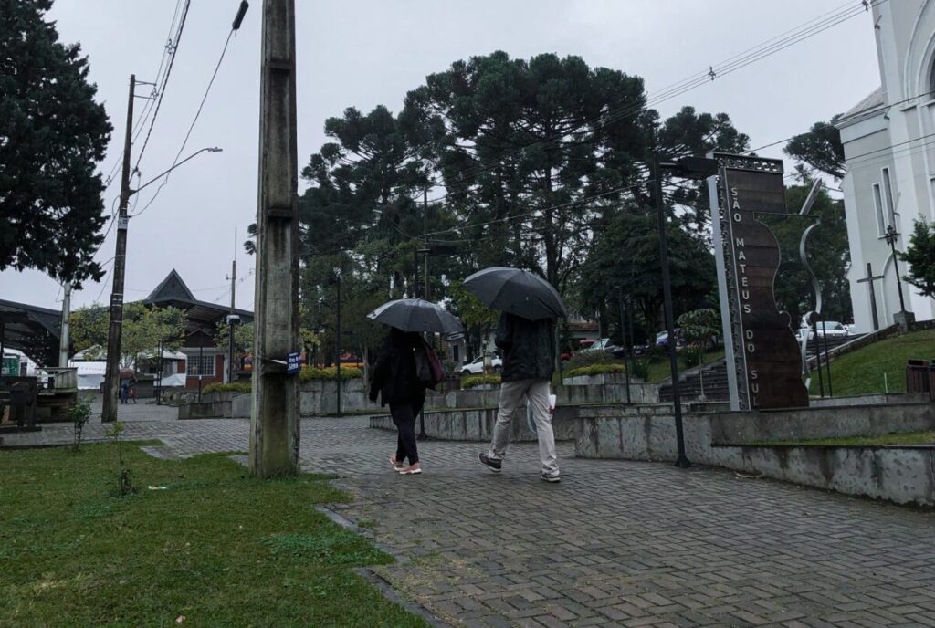 Acumulado de chuva pode passar os 100 milímetros no PR; solo molhado exige atenção para deslizamentos