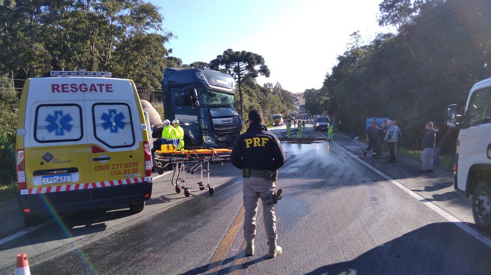 Acidente entre duas carretas deixa duas pessoas feridas na BR-476, em Contenda