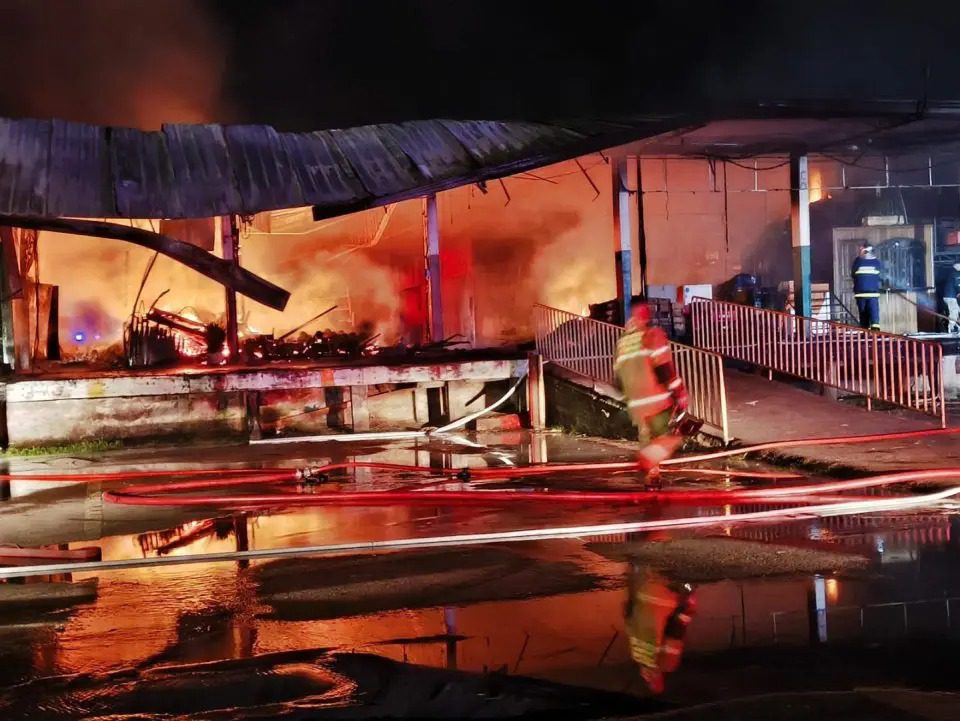 Vídeos registram momento em que Ceasa é tomada por incêndio: “Está pegando fogo em tudo”