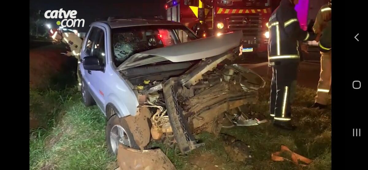 Motorista fica ferido e recusa bafômetro após carro bater contra barranco na BR-277