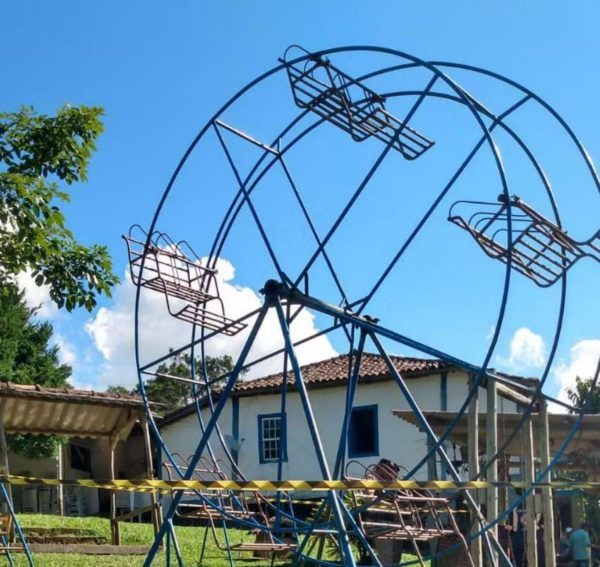 Mulher morre após cair de roda gigante de 4 metros