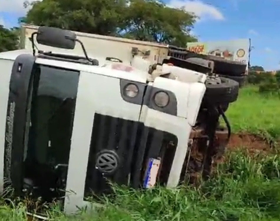 Motorista sem freios provoca tombamento de caminhão para salvar vidas na BR-376