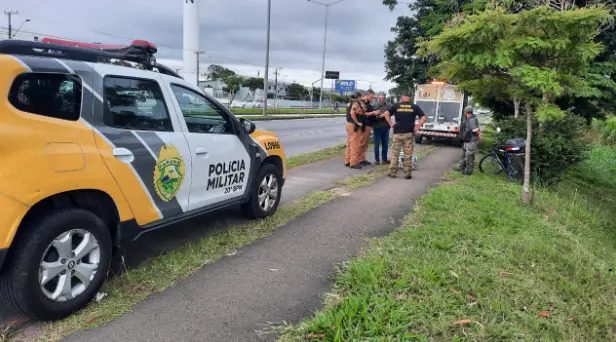 Pedestre vê moscas, estranha cheiro forte e encontra corpo em matagal no Paraná