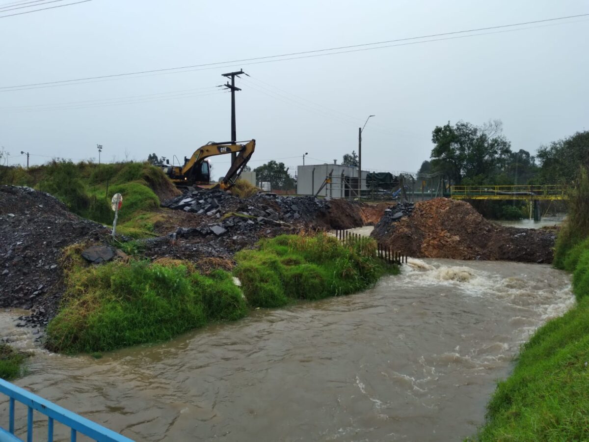 Empresário é forçado a abrir canal para liberar águas represadas; obras combinadas com chuvas intensas geram transtornos